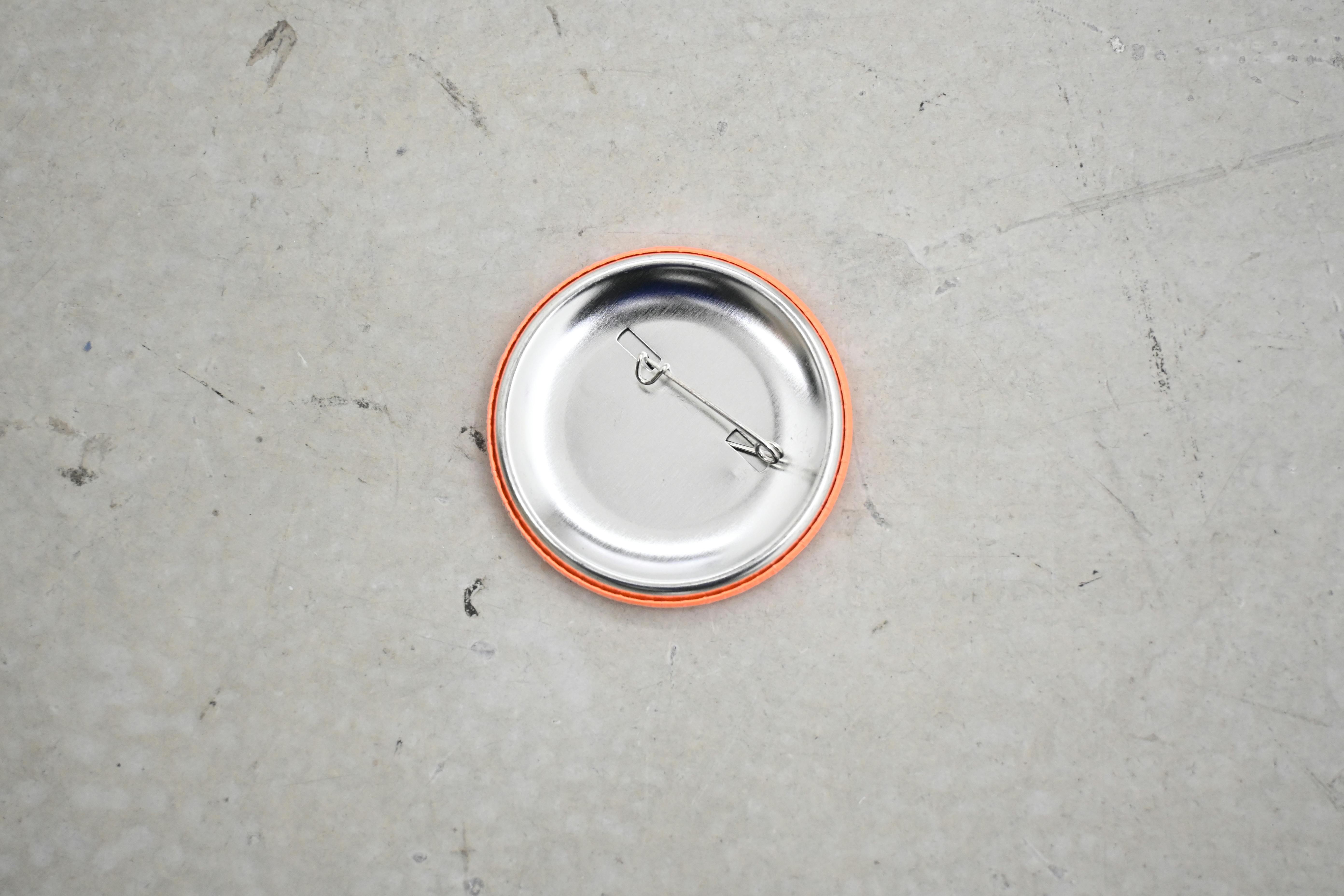 Ken Kagami×OILby美術手帖　辛口アート缶バッジ　「このアートどーゆー意味ですか？」