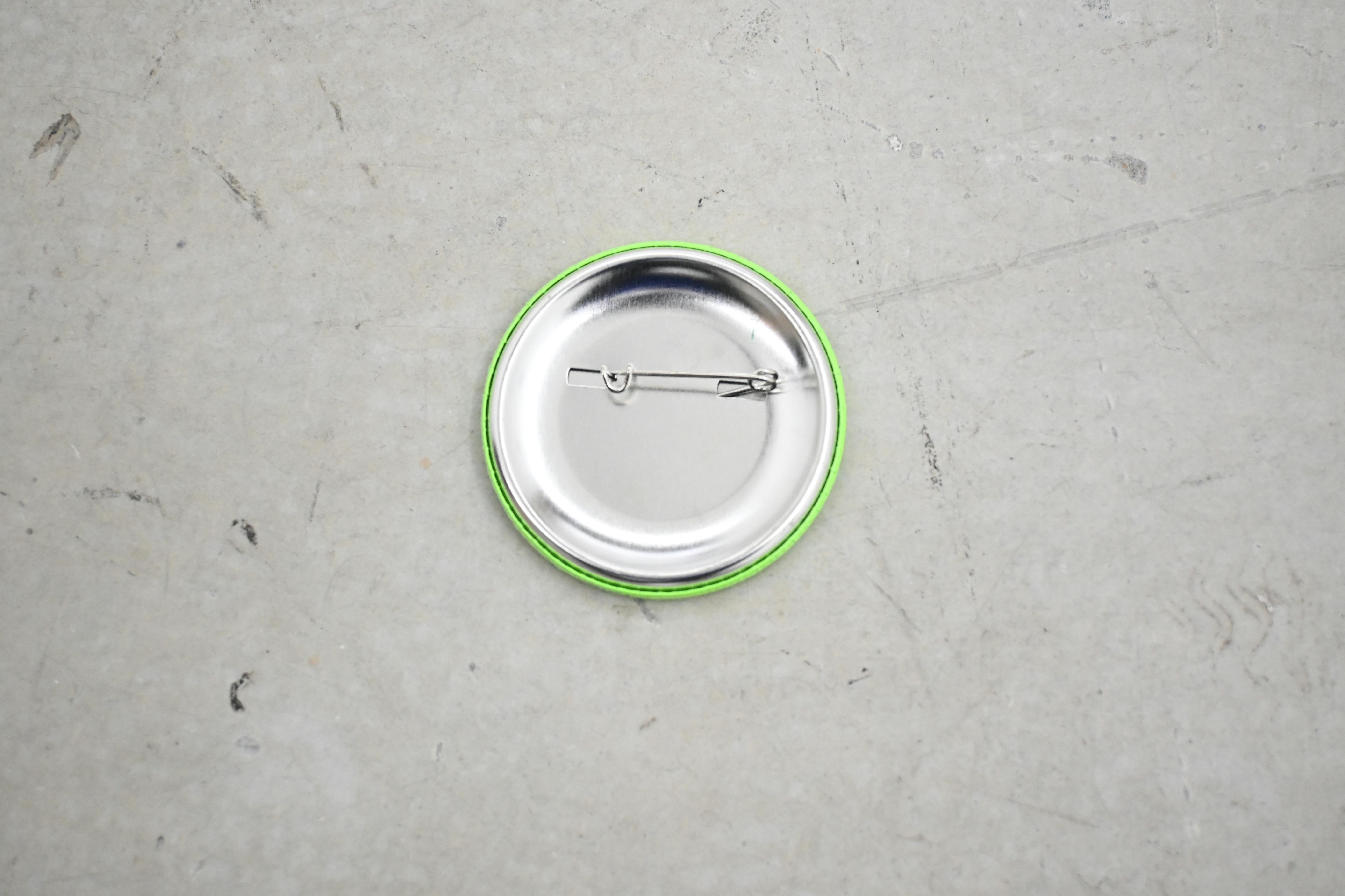 Ken Kagami×OILby美術手帖　辛口アート缶バッジ　「現代美術難しい」