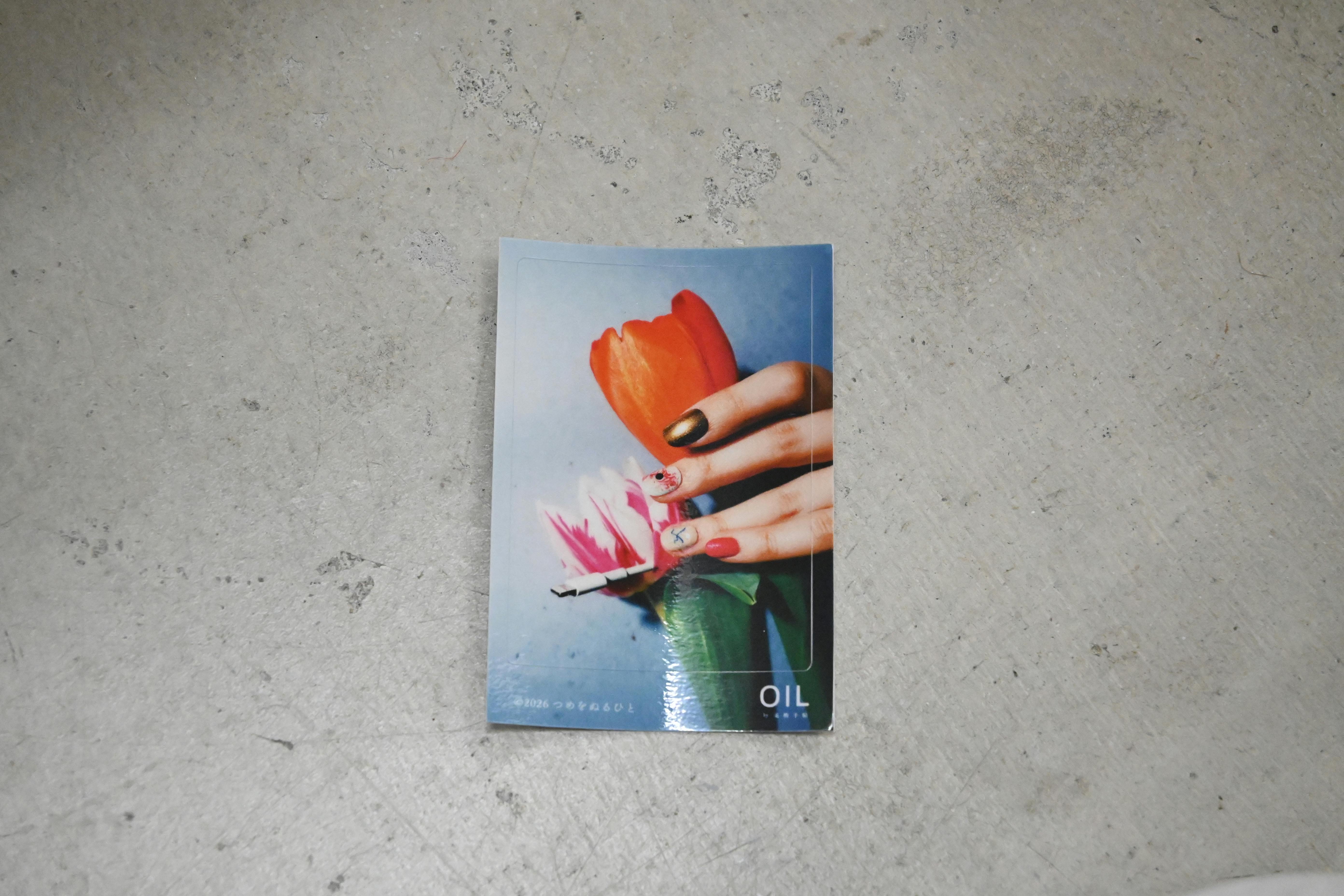 つめをぬるひと×OIL オリジナルステッカー　写真A