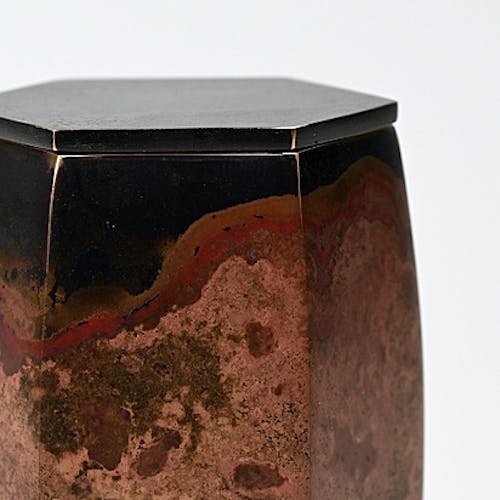 静かで重く熱い金属工芸。東京では珍しい金属作家の展覧会が菊池寛実