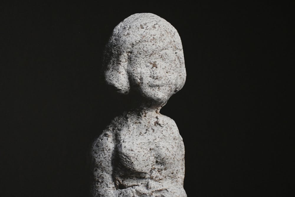 交脚坐女人像