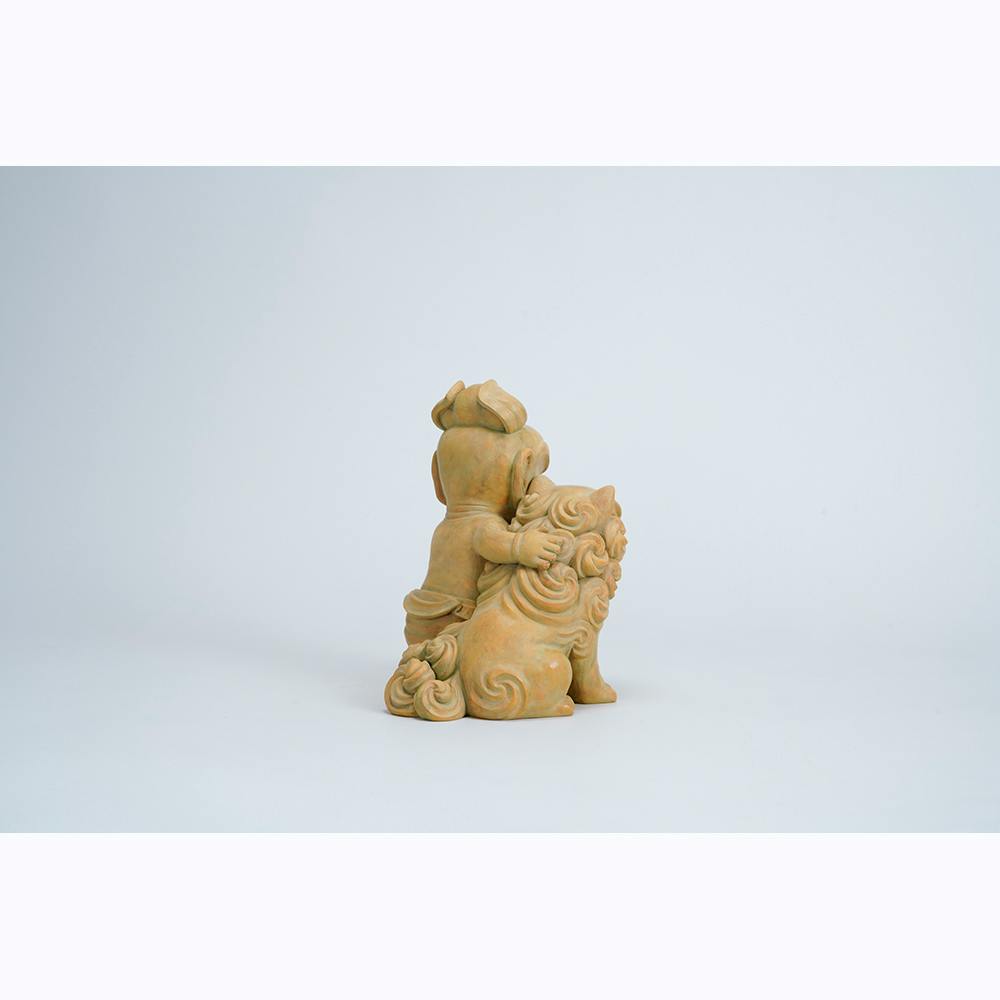 オフの日（一緒に座る仁王像と獅子）