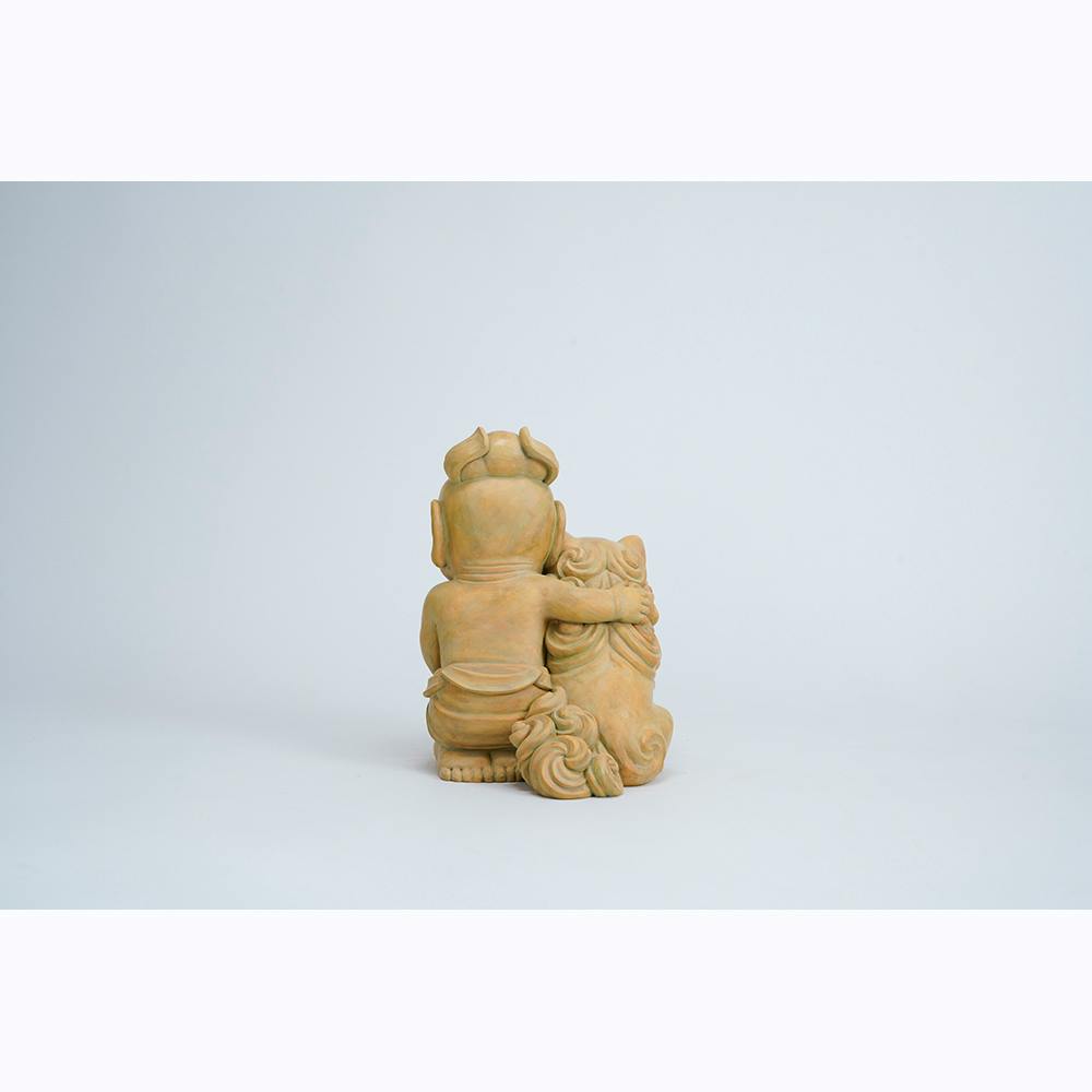 オフの日（一緒に座る仁王像と獅子）