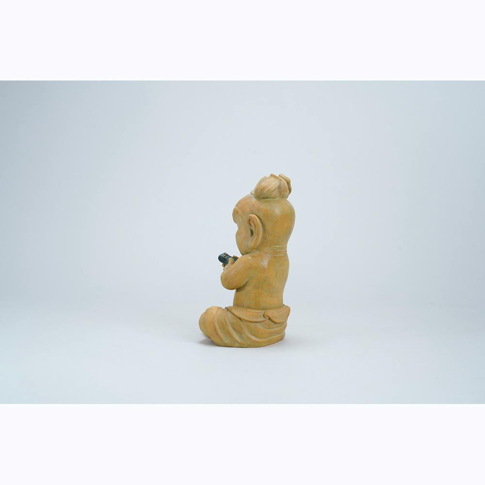 オフの日（リモコンを握る仁王像）