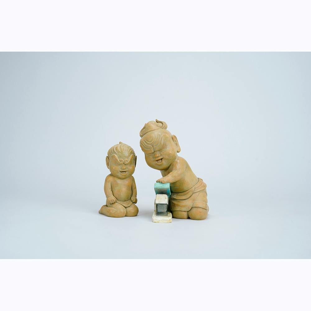オフの日（ホッチキスを楽しむ仁王像と邪鬼）