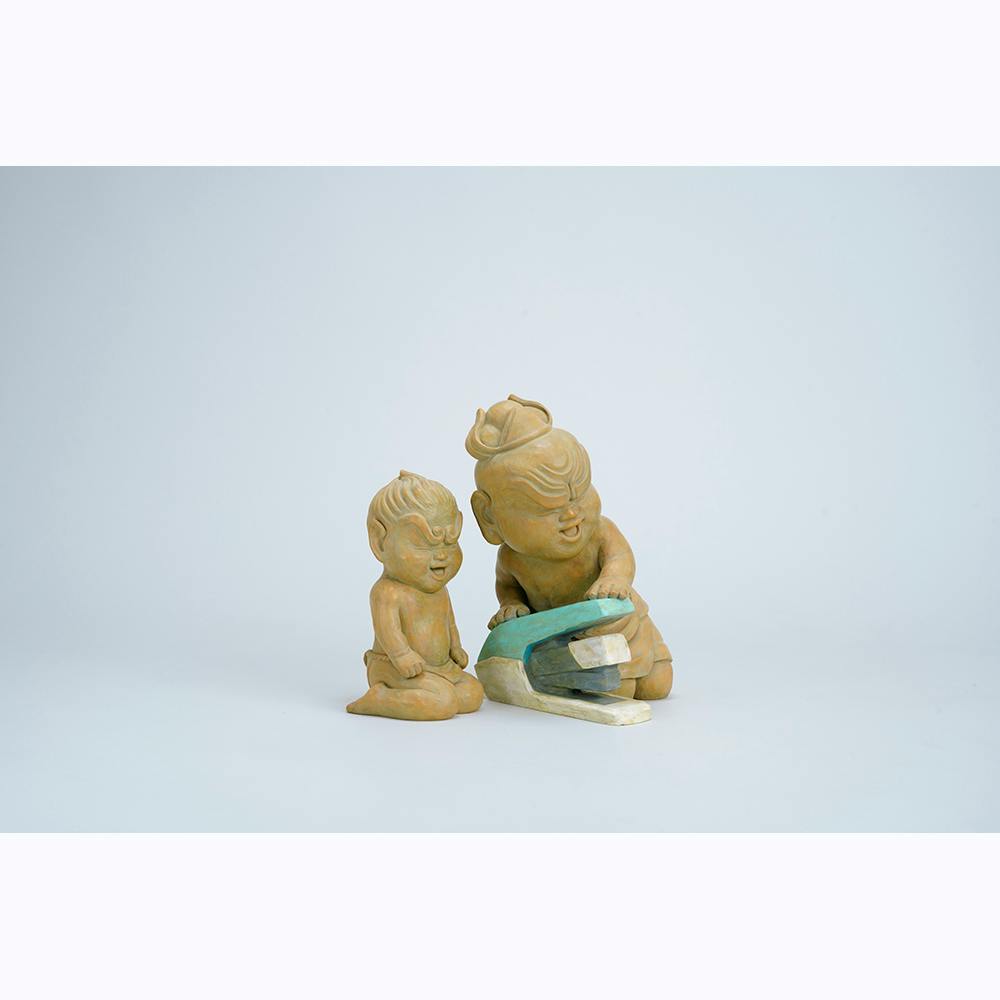 オフの日（ホッチキスを楽しむ仁王像と邪鬼）